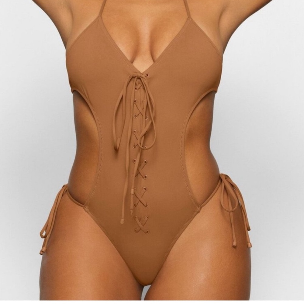 NWT RARE SKIMS Signature Swim Lace Up
Monokini XXL Almond